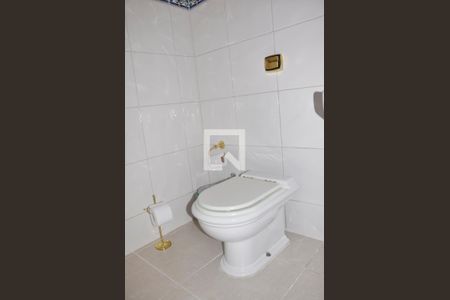 Casa à venda com 570m², 5 quartos e 6 vagasBanheiro do Hall de entrada