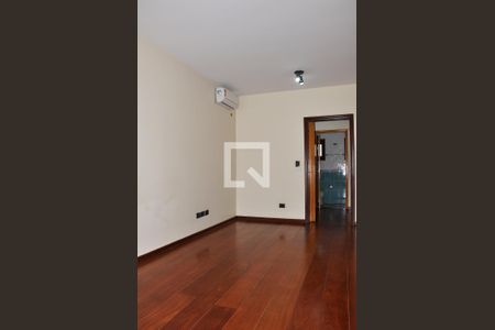 Casa à venda com 570m², 5 quartos e 6 vagasDetalhe - Quarto 04 com Suíte