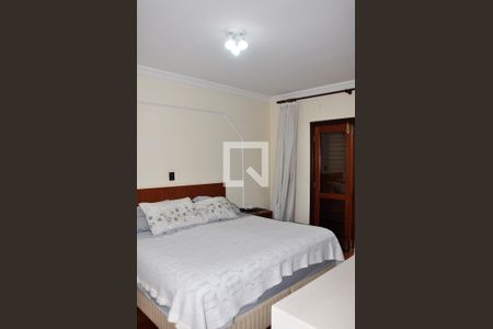 Casa à venda com 570m², 5 quartos e 6 vagasDetalhe - Quarto 01 com Suíte