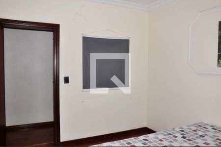 Casa à venda com 570m², 5 quartos e 6 vagasDetalhe - Quarto 03 com Suíte