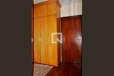 Casa à venda com 570m², 5 quartos e 6 vagasDetalhe - Closet do Quarto 01 com Suíte