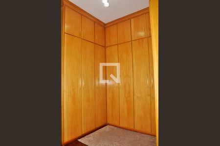 Casa à venda com 570m², 5 quartos e 6 vagasDetalhe - Closet do Quarto 01 com Suíte