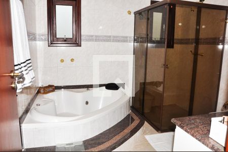 Casa à venda com 570m², 5 quartos e 6 vagasDetalhe - Suíte