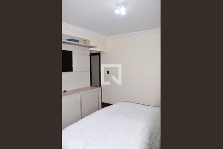 Casa à venda com 570m², 5 quartos e 6 vagasDetalhe - Quarto 01 com Suíte