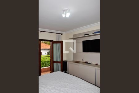 Casa à venda com 570m², 5 quartos e 6 vagasDetalhe - Quarto 01 com Suíte