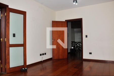 Casa à venda com 570m², 5 quartos e 6 vagasDetalhe - Quarto 04 com Suíte