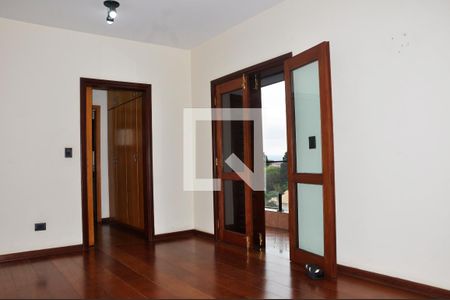 Casa à venda com 570m², 5 quartos e 6 vagasDetalhe - Quarto 04 com Suíte