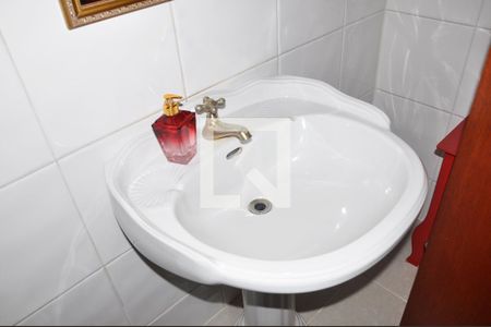 Casa à venda com 570m², 5 quartos e 6 vagasBanheiro do Hall de entrada