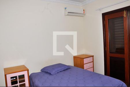 Casa à venda com 570m², 5 quartos e 6 vagasDetalhe - Quarto 02 com Suíte