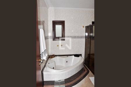 Casa à venda com 570m², 5 quartos e 6 vagasDetalhe - Suíte