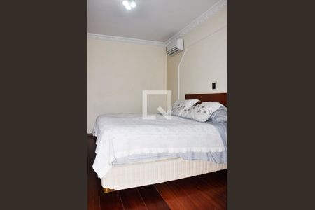 Casa à venda com 570m², 5 quartos e 6 vagasDetalhe - Quarto 01 com Suíte