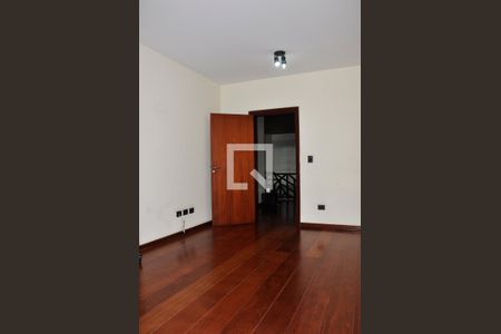 Casa à venda com 570m², 5 quartos e 6 vagasDetalhe - Quarto 04 com Suíte