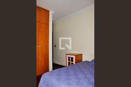 Casa à venda com 570m², 5 quartos e 6 vagasDetalhe - Quarto 02 com Suíte