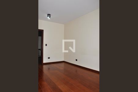 Casa à venda com 570m², 5 quartos e 6 vagasDetalhe - Quarto 04 com Suíte