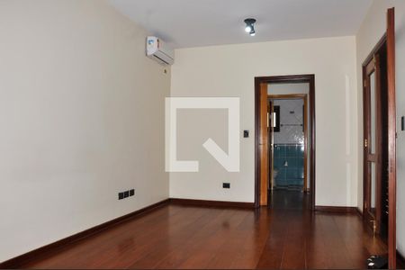 Casa à venda com 570m², 5 quartos e 6 vagasDetalhe - Quarto 04 com Suíte