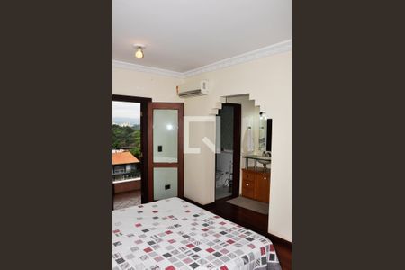 Casa à venda com 570m², 5 quartos e 6 vagasDetalhe - Quarto 03 com Suíte