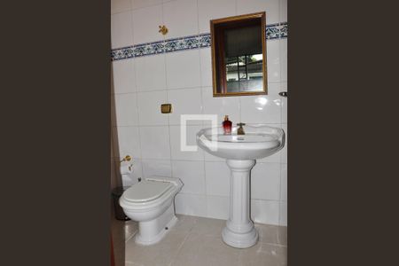 Casa à venda com 570m², 5 quartos e 6 vagasBanheiro do Hall de entrada