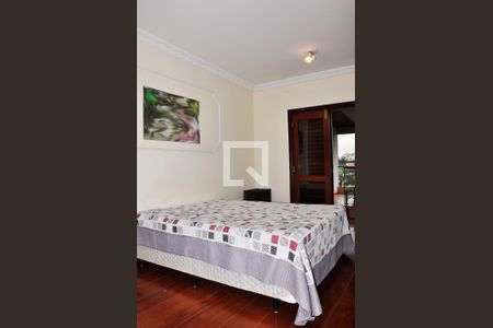 Casa à venda com 570m², 5 quartos e 6 vagasDetalhe - Quarto 03 com Suíte