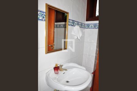 Casa à venda com 570m², 5 quartos e 6 vagasBanheiro do Hall de entrada