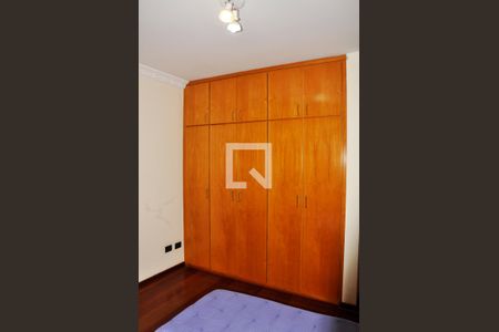 Casa à venda com 570m², 5 quartos e 6 vagasDetalhe - Quarto 02 com Suíte