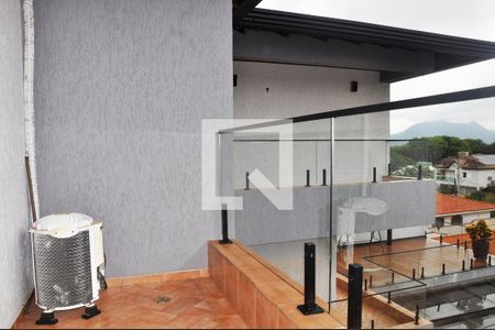 Casa à venda com 570m², 5 quartos e 6 vagasDetalhe - Varanda do Quarto 02 com Suíte