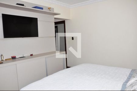 Casa à venda com 570m², 5 quartos e 6 vagasDetalhe - Quarto 01 com Suíte