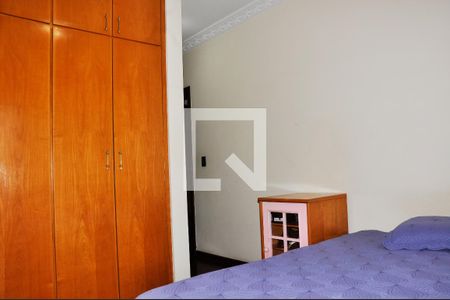 Casa à venda com 570m², 5 quartos e 6 vagasDetalhe - Quarto 02 com Suíte