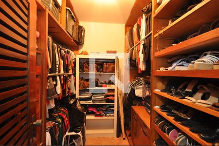 Casa à venda com 454m², 4 quartos e 2 vagasCloset