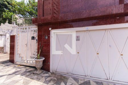 Casa à venda com 349m², 4 quartos e 2 vagas Casa à venda com 349m², 4 quartos e 2 vagasFachada