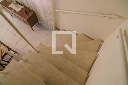 Casa à venda com 168m², 3 quartos e 5 vagas Casa à venda com 168m², 3 quartos e 5 vagasCorredor - Escada