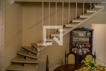 Casa à venda com 168m², 3 quartos e 5 vagas Casa à venda com 168m², 3 quartos e 5 vagasCorredor - Escada