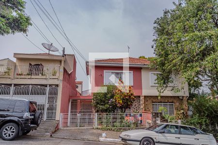 Casa à venda com 168m², 3 quartos e 5 vagas Casa à venda com 168m², 3 quartos e 5 vagasFachada