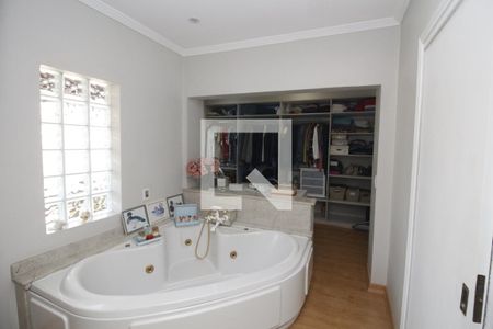 Casa à venda com 270m², 3 quartos e 8 vagasBanheiro da Suíte