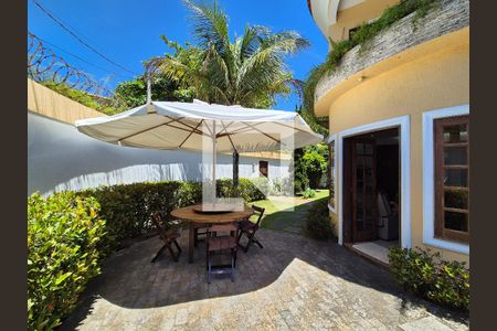 Casa à venda com 252m², 4 quartos e 5 vagas Casa à venda com 252m², 4 quartos e 5 vagasÁrea externa