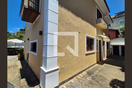 Casa à venda com 252m², 4 quartos e 5 vagas Casa à venda com 252m², 4 quartos e 5 vagasÁrea externa