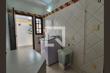 Casa à venda com 252m², 4 quartos e 5 vagas Casa à venda com 252m², 4 quartos e 5 vagasÁrea de Serviço