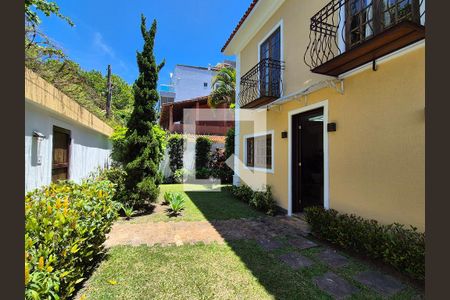 Casa à venda com 252m², 4 quartos e 5 vagas Casa à venda com 252m², 4 quartos e 5 vagasÁrea externa