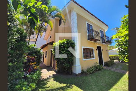 Casa à venda com 252m², 4 quartos e 5 vagas Casa à venda com 252m², 4 quartos e 5 vagasÁrea externa