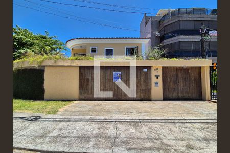 Casa à venda com 252m², 4 quartos e 5 vagas Casa à venda com 252m², 4 quartos e 5 vagasPlaca