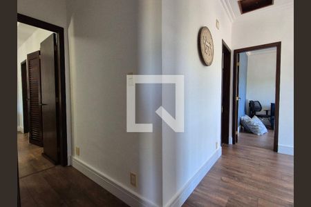 Casa à venda com 252m², 4 quartos e 5 vagas Casa à venda com 252m², 4 quartos e 5 vagascorredor