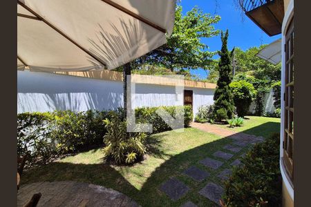 Casa à venda com 252m², 4 quartos e 5 vagas Casa à venda com 252m², 4 quartos e 5 vagasÁrea externa