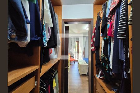 Casa à venda com 252m², 4 quartos e 5 vagas Casa à venda com 252m², 4 quartos e 5 vagasCloset da suíte 2