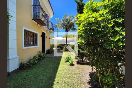 Casa à venda com 252m², 4 quartos e 5 vagas Casa à venda com 252m², 4 quartos e 5 vagasÁrea externa