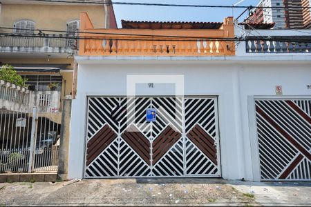 Casa à venda com 130m², 3 quartos e 2 vagas Casa à venda com 130m², 3 quartos e 2 vagasFachada