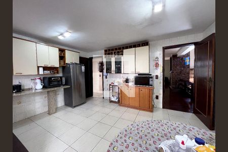 Casa à venda com 370m², 4 quartos e 4 vagasCozinha 