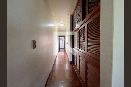 Casa à venda com 370m², 4 quartos e 4 vagasCorredor 