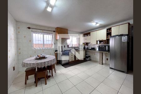 Casa à venda com 370m², 4 quartos e 4 vagasCozinha 