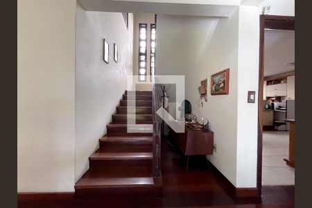 Casa à venda com 370m², 4 quartos e 4 vagasEscadas