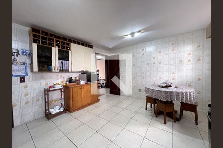 Casa à venda com 370m², 4 quartos e 4 vagasCozinha 