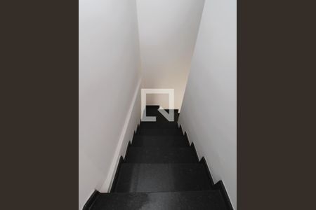 Casa à venda com 94m², 2 quartos e 2 vagasEscada